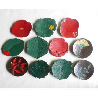 【漆器】花柄の豆皿 5枚と葉の柄の豆皿 6枚　計11枚セット(各直径 約8～11cm)
