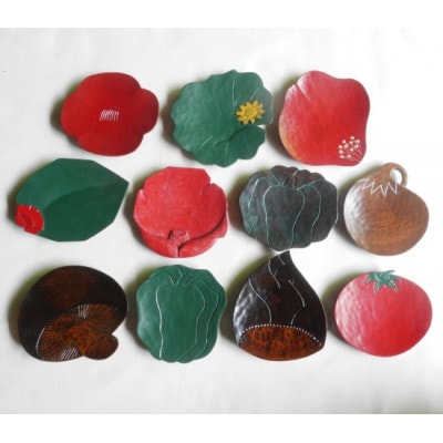 【漆器】花柄の豆皿 5枚と野菜の柄の豆皿 6枚　計11枚セット(各直径 約8～11cm)