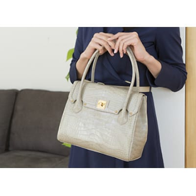 【濱野皮革工藝のコッコブリエミニトートバッグ】どんな装いも格上げしてくれるバッグ。(オフホワイト)