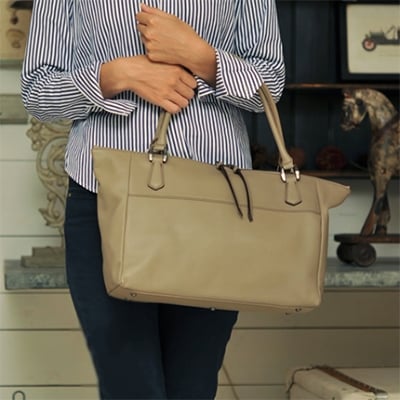 【濱野皮革工藝のニューアルディートートバッグ】軽くて毎日持ち歩きたくなるバッグです。(オーク)