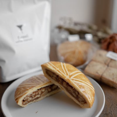 自家焙煎スペシャルティコーヒー中浅煎りブレンド(豆のまま)と胡桃焼き菓子のセット