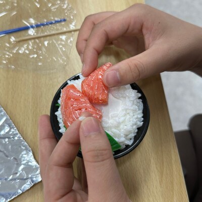 【さとふる限定】まるで本物!「鮭イクラ丼」・「北斗にぎり3個」食品サンプル作り体験