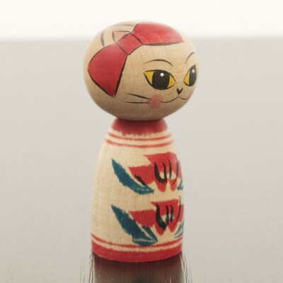 赤いリボンの猫こけし FZ22-549