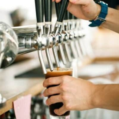 自家醸造のクラフトビール飲み放題付ペアお食事券
