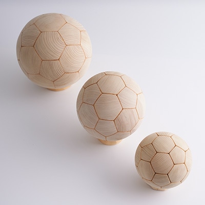 木製サッカーボール【中】(直径約17.5cm) ヒノキ台座付き ヒノキのインテリア