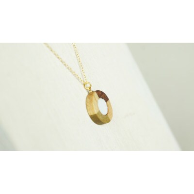 寄木と陶片のネックレス《ワラ白》