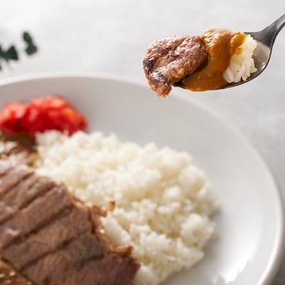 「ドーンと丸ごとステーキカレー」と「ドドーンとダブルのステーキカレー」のセット
