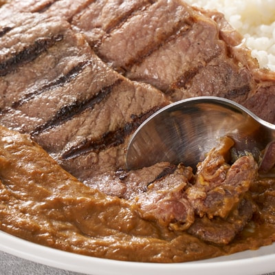 「ドーンと丸ごとステーキカレー」と「ドドーンとダブルのステーキカレー」のセット