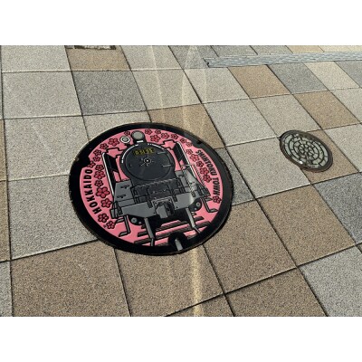 新得町オリジナル 蒸気機関車「D51 95号機」デザインマンホール鉄蓋+展示架台 AM-123001