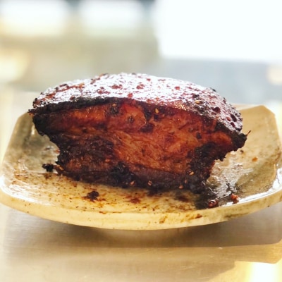 職人手焼き!香港式の本格焼豚「蜜汁叉焼 豚バラ」【kt088-002】