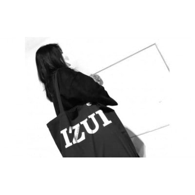 魔法の言葉「いずい」で「もちつもたれつ」IZUI トートバッグ (ブラック)
