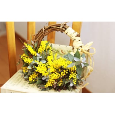 フレッシュ ミモザとユーカリのハーフムーンリース M【2026年2月下旬-3月下旬 発送予定】