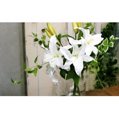 水替え不要!!「ユリの女王」 優美なカサブランカとグリーン ガラス花瓶付きアレンジ