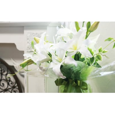 水替え不要!!「ユリの女王」 優美なカサブランカとグリーン ガラス花瓶付きアレンジ