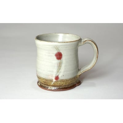 倉敷酒津の土を用いて製作されたマグカップ