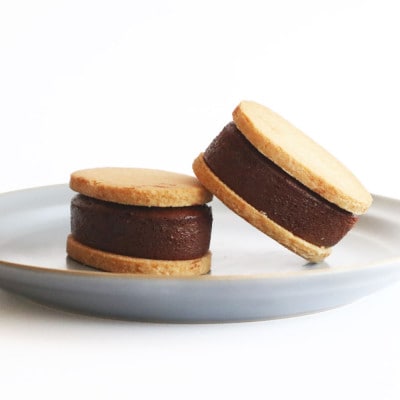 バスクチーズケーキ + チョコレート好きのためのショコラサンド (5個入り)のセット