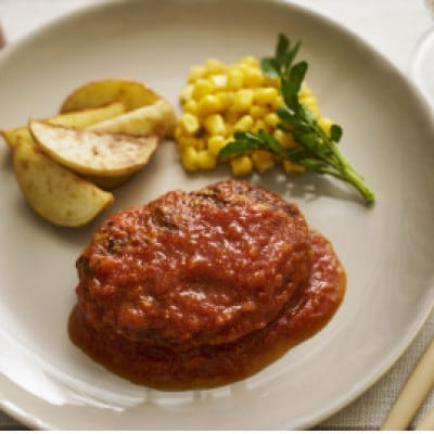 阿波黒牛と国産豚肉のPREMIUMハンバーグ(きのこクリームソース/トマトソース)