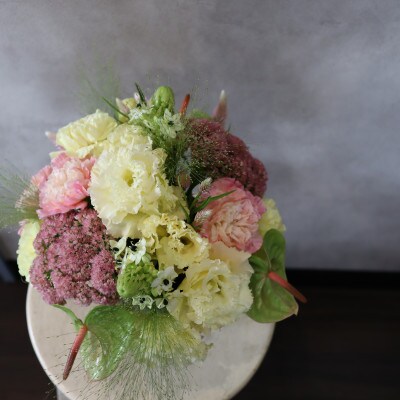 【母の日】季節のお花のアレンジメントSサイズ～花瓶不要!届いてそのまま飾れるフラワーアレンジ