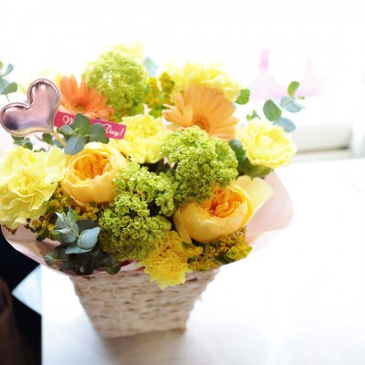 【母の日】季節のお花のアレンジメントMサイズ～花瓶不要!届いてそのまま飾れるフラワーアレンジ