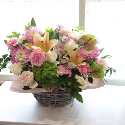 【母の日】季節のお花のアレンジメントLLサイズ～花瓶不要!届いてそのまま飾れるフラワーアレンジ