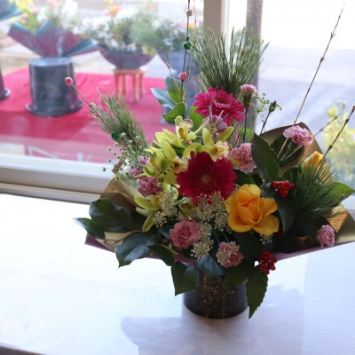 お正月のお花のアレンジメントSサイズ/花瓶不要!届いてそのまま飾れるフラワーアレンジ