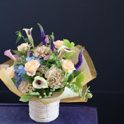 【毎月定期便】季節のお花のアレンジメントMサイズ～届いてそのまま飾れるフラワーアレンジ全6回