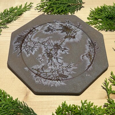 陶芸作品　佐那河内の森の八角プレート(約19cm×約19cm)　ひのきの葉オブジェ