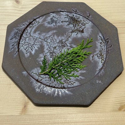陶芸作品　佐那河内の森の八角プレート(約19cm×約19cm)　ひのきの葉オブジェ