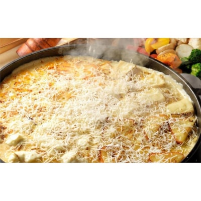 4種類のチーズをトッピングした焼きチーズフォンデュ