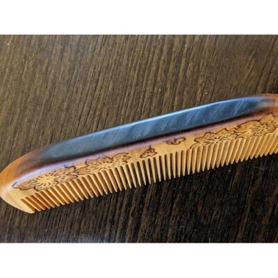 つげ櫛の櫛留商店　本つげ材焼絵櫛(すす櫛細歯)袋付　※約9.8cm