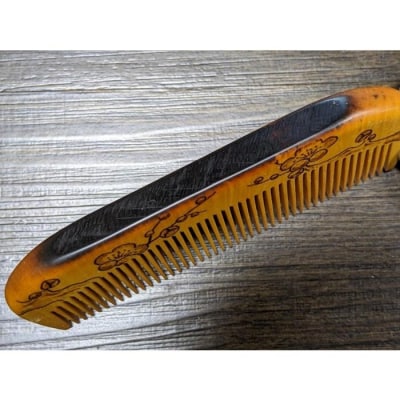 つげ櫛の櫛留商店　本つげ材焼絵櫛(すす櫛中歯)袋付　※約10.5cm