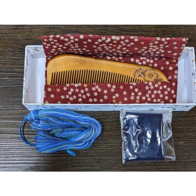 つげ櫛の櫛留商店　本つげ材焼絵櫛(すす櫛中歯)袋付　※約12cm