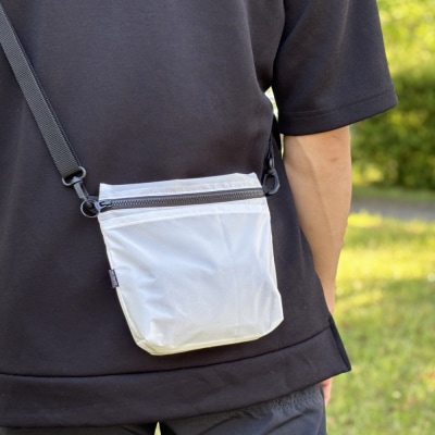 【白】ポケット付き軽量ナイロンショルダーバッグ　サコッシュ　撥水ポシェット