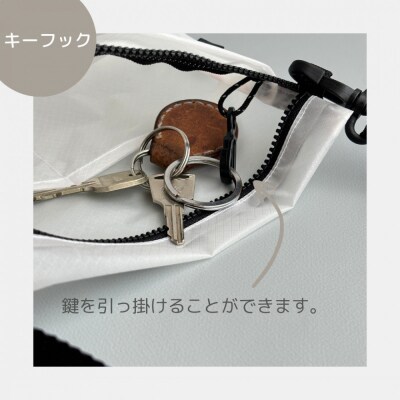 【白】ポケット付き軽量ナイロンショルダーバッグ　サコッシュ　撥水ポシェット