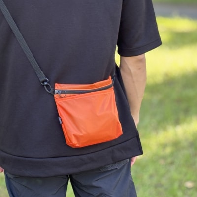 【オレンジ】ポケット付き軽量ナイロンショルダーバッグ　サコッシュ　撥水ポシェット