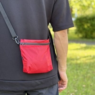 【赤】ポケット付き軽量ナイロンショルダーバッグ　サコッシュ　撥水ポシェット