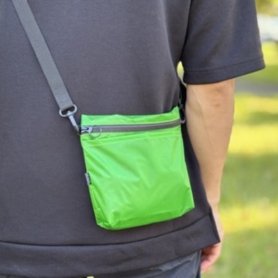 【緑】ポケット付き軽量ナイロンショルダーバッグ　サコッシュ　撥水ポシェット