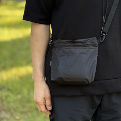 【黒】ポケット付き軽量ナイロンショルダーバッグ　サコッシュ　撥水ポシェット