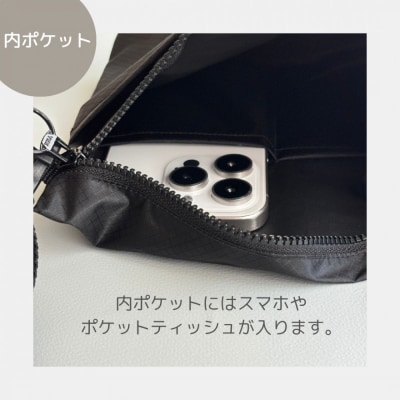 【黒】ポケット付き軽量ナイロンショルダーバッグ　サコッシュ　撥水ポシェット
