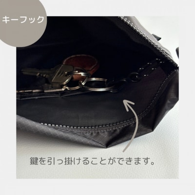 【黒】ポケット付き軽量ナイロンショルダーバッグ　サコッシュ　撥水ポシェット