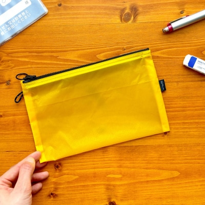 【黄色】A6が入るとっても軽いナイロンフラットポーチ(マチなし)