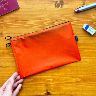 【オレンジ】A6が入るとっても軽いナイロンフラットポーチ(マチなし)