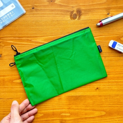 【緑】A6が入るとっても軽いナイロンフラットポーチ(マチなし)