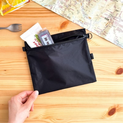 【黒】A6が入る軽量撥水ナイロンスクエアポーチ(マチあり)