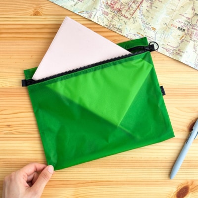 【緑】A5サイズが入る軽いナイロンフラットポーチ　旅行用　着替え