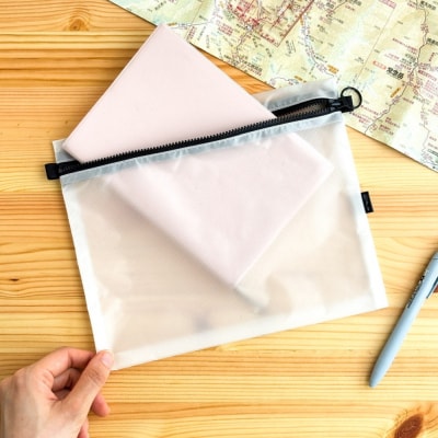 【白】A5サイズが入る軽いナイロンフラットポーチ　旅行用　着替え