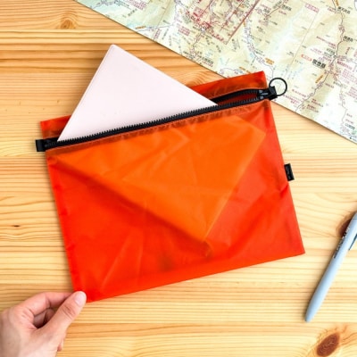 【オレンジ】A5サイズが入る軽いナイロンフラットポーチ　旅行用　着替え