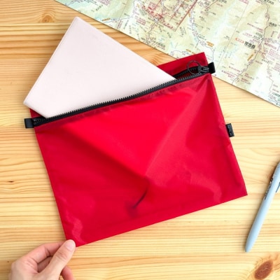 【赤】A5サイズが入る軽いナイロンフラットポーチ　旅行用　着替え