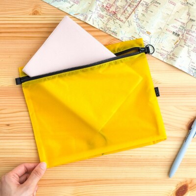 【黄色】A5サイズが入る軽いナイロンフラットポーチ　旅行用　着替え
