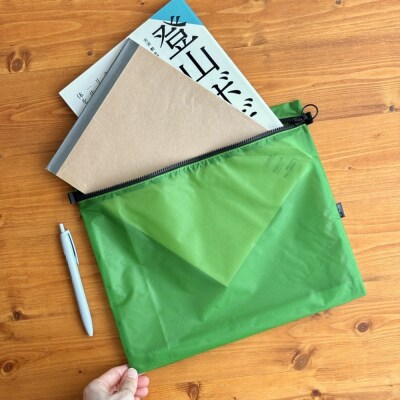 【緑】B5が入る軽いナイロンフラットポーチ　バッグインポーチ